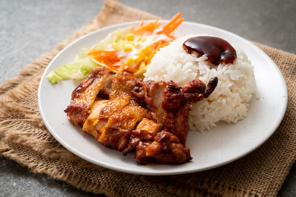 Ayam Panggang Dengan Saus Teriyaki Dan Nasi Dan Salad — Stok Foto