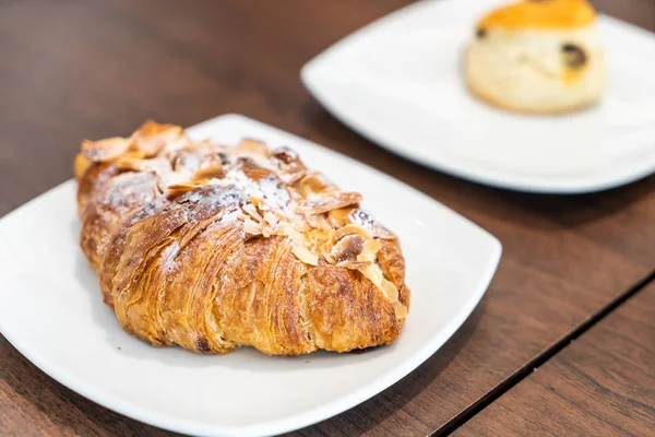 Mandelcroissants Auf Weißem Teller — Stockfoto