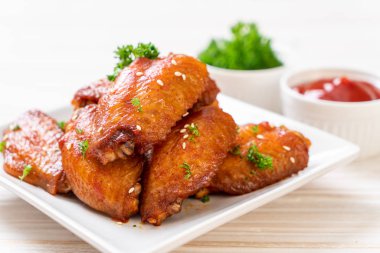 Beyaz susamlı ızgara tavuk kanadı.