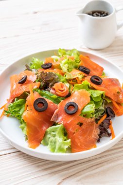 Füme somon salata - sağlıklı gıda tarzı