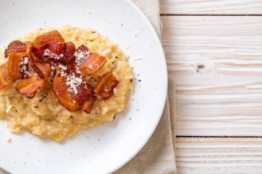 Çıtır pastırmalı ve peynirli risotto.