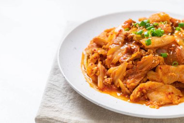 Kore usulü kimchi ile kızartılmış domuz eti.