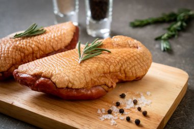 taze çiğ ördek göğsü malzemelerle ahşap tahta üzerinde