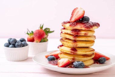 çilek, yaban mersini ve berry sos ile gözleme