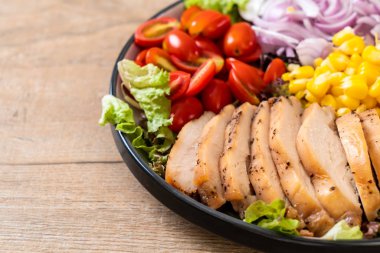 Tavuk göğsü - sağlıklı gıda tarzı ile sağlıklı salata kasesi