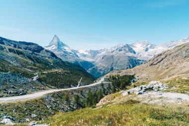 İsviçre, Zermatt 'taki Matterhorn zirvesi manzaralı güzel bir dağ manzarası..