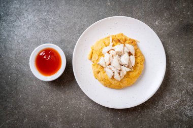 omlet Yengeç eti ve chili sos ile