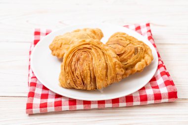 tavuk köri puf böreği ahşap arka plan üzerinde