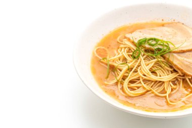 Beyaz arka plan üzerinde izole chaashu domuz eti ile TONKOTSU ramen erişte