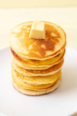 tereyağı ve bal ile krep yığını