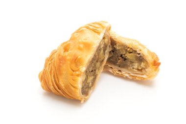 tavuk köri puf böreği beyaz arka plan üzerinde izole