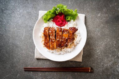tepesinde ekmek kapısı üzerinde teriyaki soslu ızgara tavuk