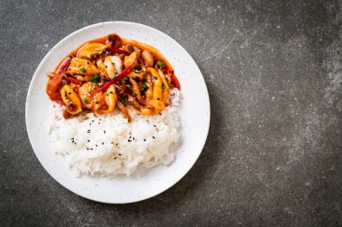 tavada kızartılmış ahtapot veya kalamar ve pirinç - Kore yemeği tarzı ile Kore baharatlı hamur (osam bulgogi)