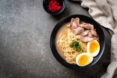 domuz eti ve yumurta - Japon tarzı ile TONKOTSU ramen erişte