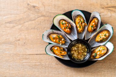 deniz ürünleri midye limon ve sarımsak ile