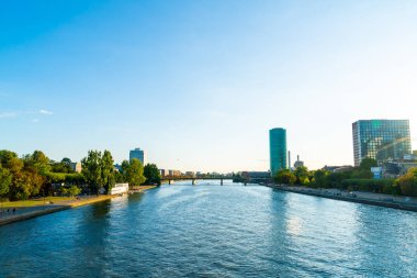 Frankfurt am Main manzarası twilight saat sırasında.