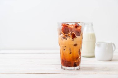 Tay çay buz küpü ile ahşap arka plan üzerinde süt