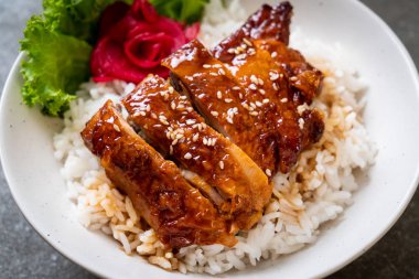 tepesinde ekmek kapısı üzerinde teriyaki soslu ızgara tavuk