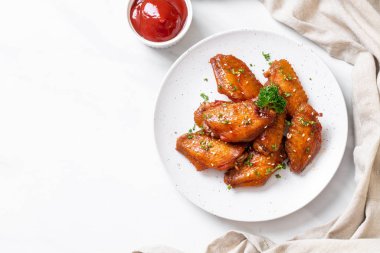 Beyaz susamlı ızgara tavuk kanadı.