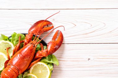 taze Haşlanmış istakoz sebze ve limon ile