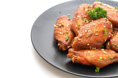 pişmiş Barbekü tavuk kanadı ile Beyaz Susam beyaz arka plan üzerinde izole