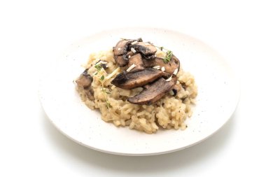 Mantar ve beyaz arka plan üzerinde izole peynirli risotto