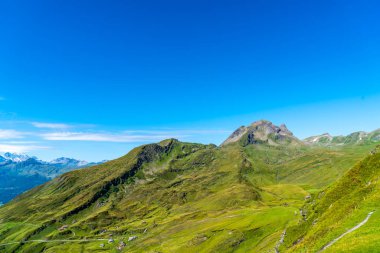 Güzel Alps dağ Grindelwald, İsviçre mavi gökyüzü ile