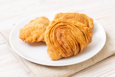 tavuk köri puf böreği ahşap arka plan üzerinde