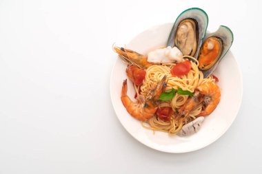 Beyaz arka plan üzerinde deniz ürünleri makarna makarna midye, karides, Squis, midye ve domates ile izole