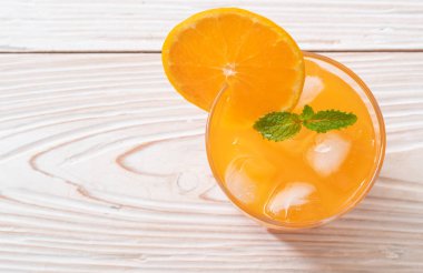 Buzlu bir bardak portakal suyu.