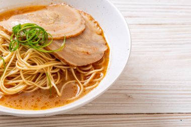 chaashu domuz eti - Japon tarzı ile TONKOTSU ramen erişte