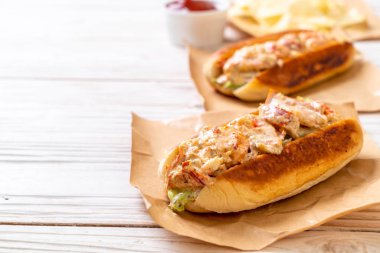 Ev yapımı ıstakoz rulo patates cipsi ile