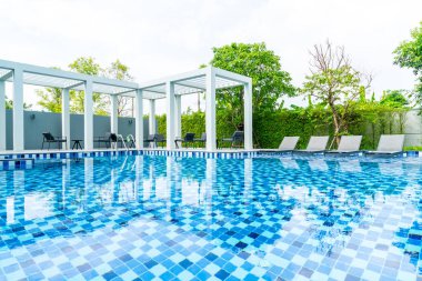 Otel ve tatil seyahat ve tatil için açık yüzme havuzunda havuzuyla yatak