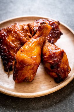 Masada ızgara ve ızgara tavuk.