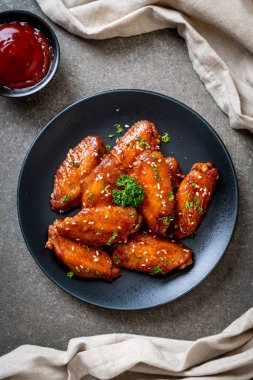 Beyaz susamlı ızgara tavuk kanadı.