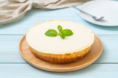 Ahşap zemin üzerine nane ile ev yapımı cheesecake