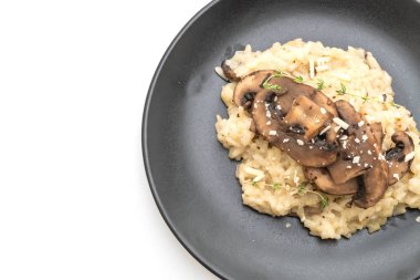 Mantar ve beyaz arka plan üzerinde izole peynirli risotto