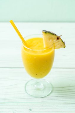 Tahta masada taze ananas suyu bardağı - Sağlıklı içecek