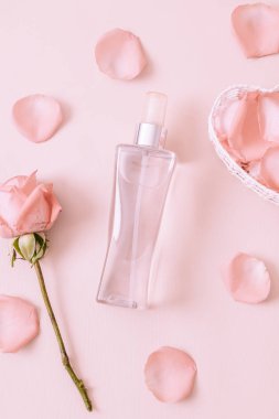 parfüm şişesi ile rose petal arka plan üzerinde
