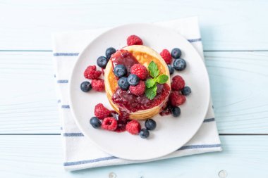 Taze ahududu ve yabanmersinli gözleme.