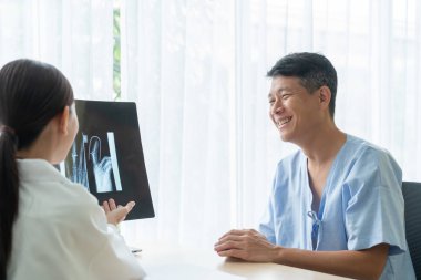 Asya kıdemli olan istişare ile doktor hasta Office - seçici odak noktası