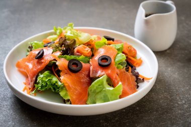 Füme somon salata - sağlıklı gıda tarzı