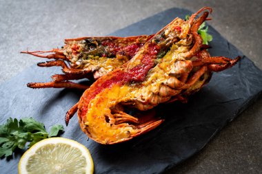 Limonlu ızgara ıstakoz biftek.