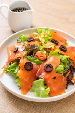 Füme somon salata - sağlıklı gıda tarzı