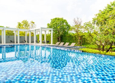 Otel ve tatil seyahat ve tatil için açık yüzme havuzunda havuzuyla yatak