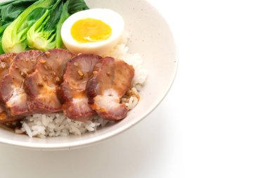 tepesinde pirinç beyaz arka plan üzerinde izole kırmızı Barbekü domuz eti kızartma