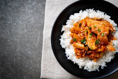 Pirinçli kimchi ve domuz kızartması. Kore usulü.