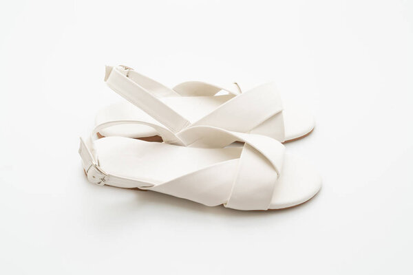 мода женские и женские кожаные сандалии с рогатки изолированы на белом фоне
