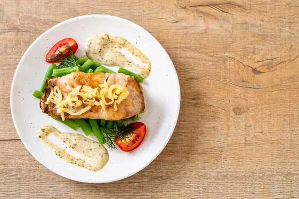 Grilovaný Rybí Steak Pochoutkou — Stock fotografie