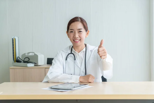Asijské Žena Doktor Úsměvem Úřadu — Stock fotografie